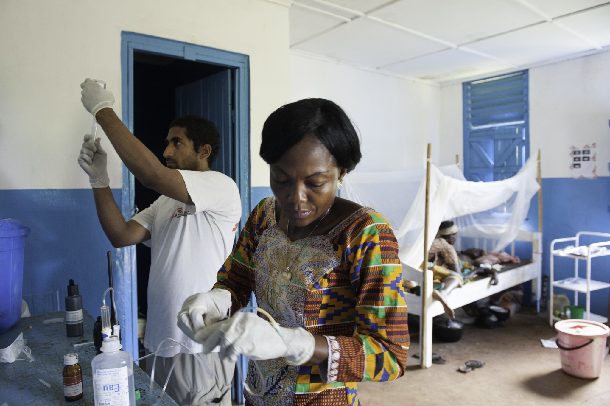 O médico de MSF Brian D´Cruz e a enfermeira local Ursula Dagnan dão início ao tratamento de uma menina que está com a doença do sono. Infelizmente, devido à insegurança na região causada pelo LRA, a família teve receio de viajar e ela chegou ao hospital tarde demais para que o tratamento fosse bem-sucedido. Tragicamente, ela morreu, apesar do tratamento recebido.