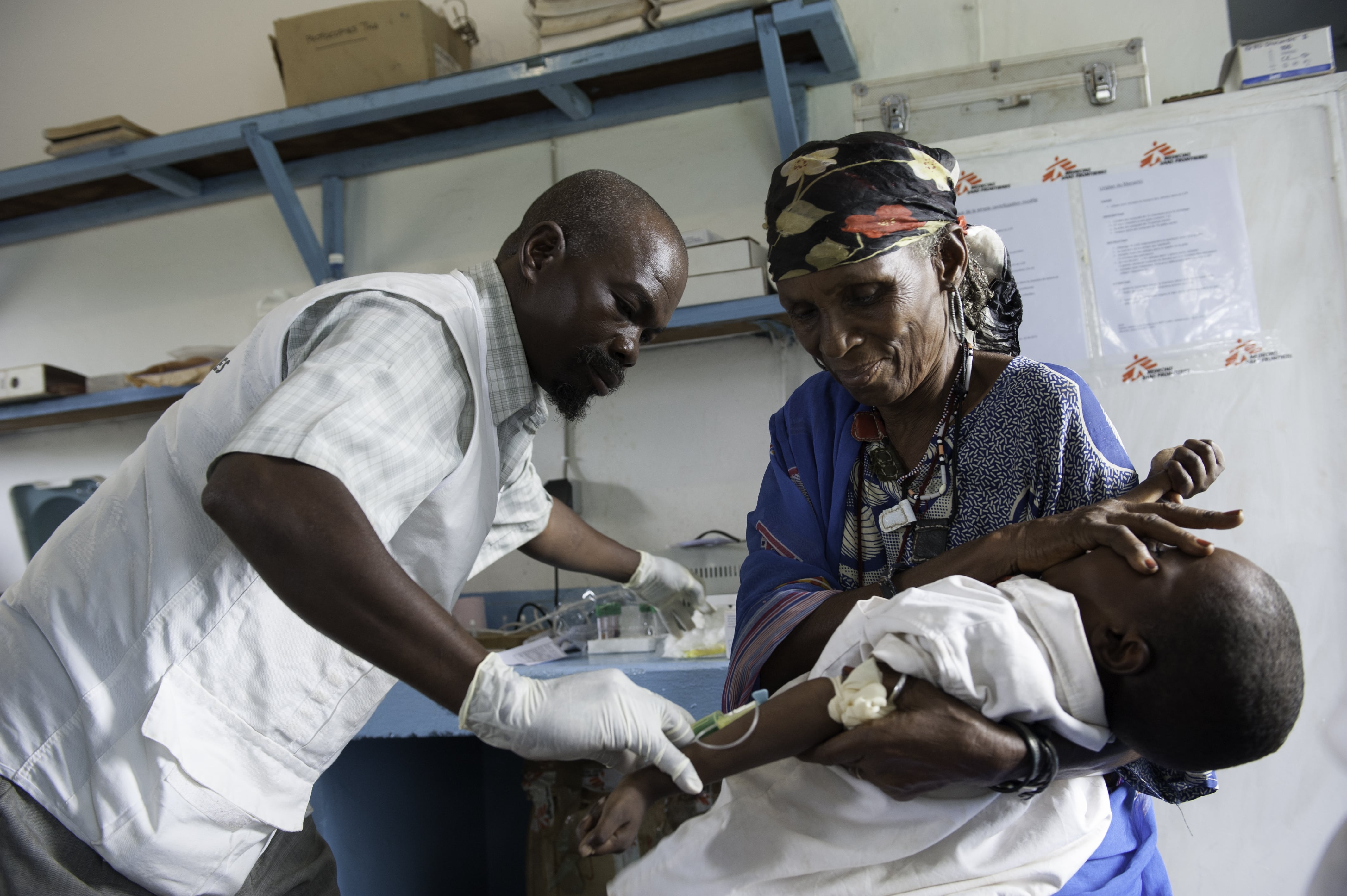 Um bebê com suspeita de doença do sono realiza o segundo teste para conclusão do diagnóstico. No hospital local de Mboki, MSF conduziu uma segunda rodada de testes para doença do sono e tratou pacientes com a enfermidade.