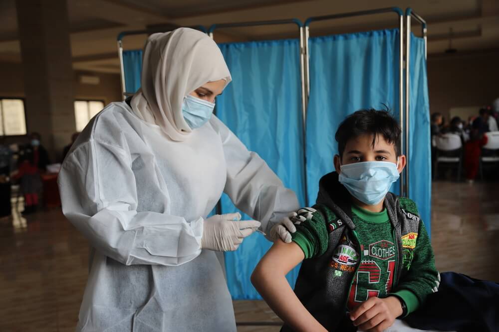Uma criança é vacinada pela equipa MSF numa campanha de campanha de vacinação de rotina. Líbano, fevereiro de 2022.