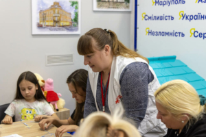 Atividade de promoção da saúde da MSF no centro de Mariupol, na Ucrânia, com um grupo de crianças, as mães e avós.