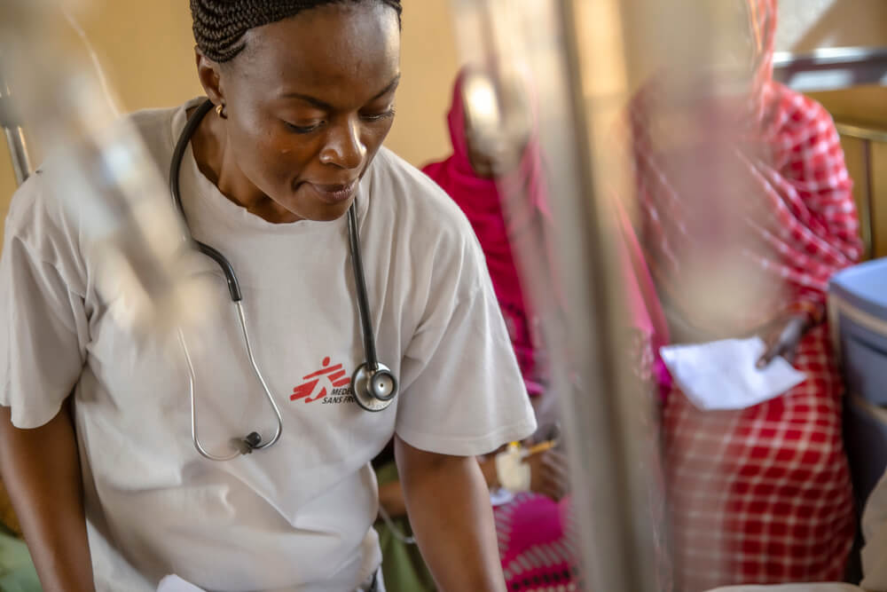 Annie Kashung, coordenadora das atividades médicas da MSF, presta atendimento durante um surto de malária no Norte de Darfur, no Sudão. Outubro de 2019.