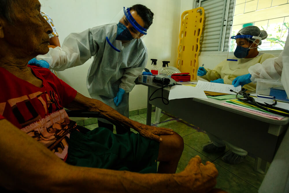 A equipa da MSF presta atendimento ao paciente Antonio Castro, de 99 anos, no centro de cuidados de saúde da MSF para COVID-19 em São Gabriel da Cachoeira, no estado do Amazonas, Região Norte do Brasil. Julho, 2020.