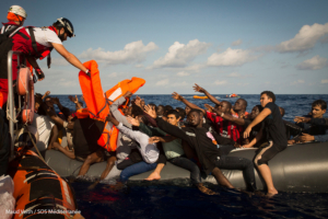 Quase 600 pessoas resgatadas no Mediterrâneo, mas há desaparecidos