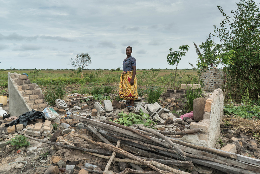 Maria Pedro, que sobreviveu ao ciclone Idai, em pé ao lado do que restou de sua casa