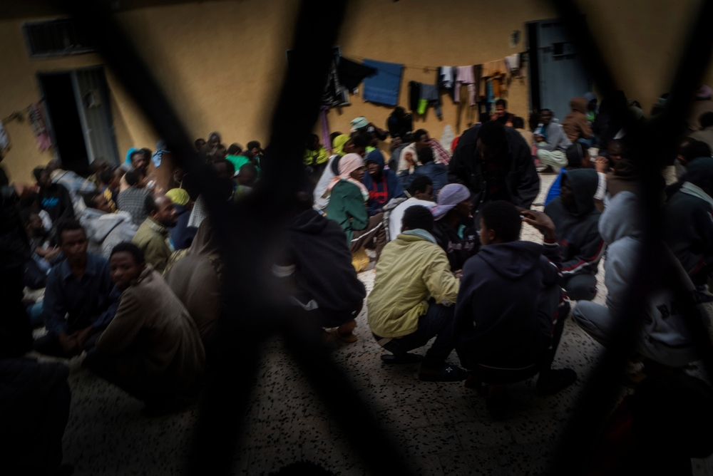 Encerramento de centro de detenção na Líbia expõe migrantes e refugiados a condições piores