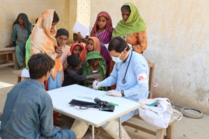Clínicas móveis de MSF atendem milhares de pessoas após enchentes no Paquistão