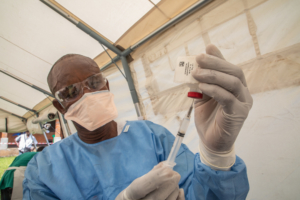 Criação de estoque global de vacina contra o Ebola é um passo positivo