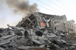 Forte bombardeio leva Gaza à beira da catástrofe