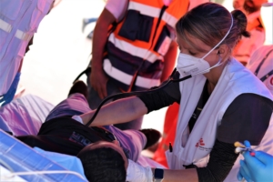 Gaza: ataques aéreos israelenses matam dezenas de civis e danificam clínica de MSF