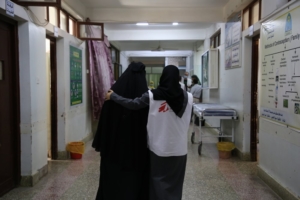 Iêmen: em busca de assistência médica em uma cidade dividida pela linha de frente dos conflitos
