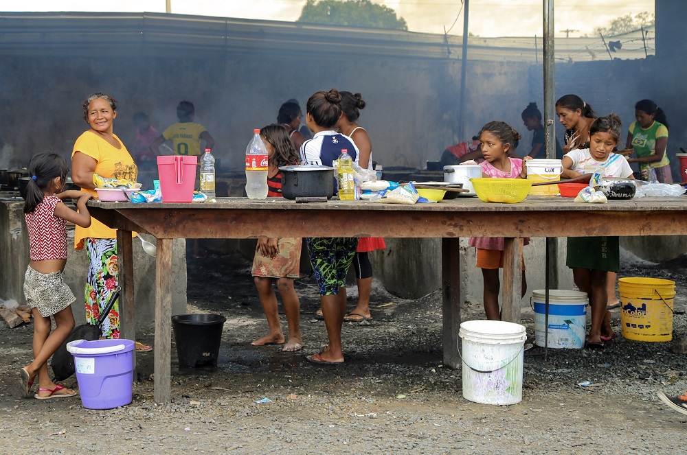 Cozinha coletiva do abrigo de Pintolândia, em Boa Vista. Condições higiênicas para preparação de alimentos são precárias.