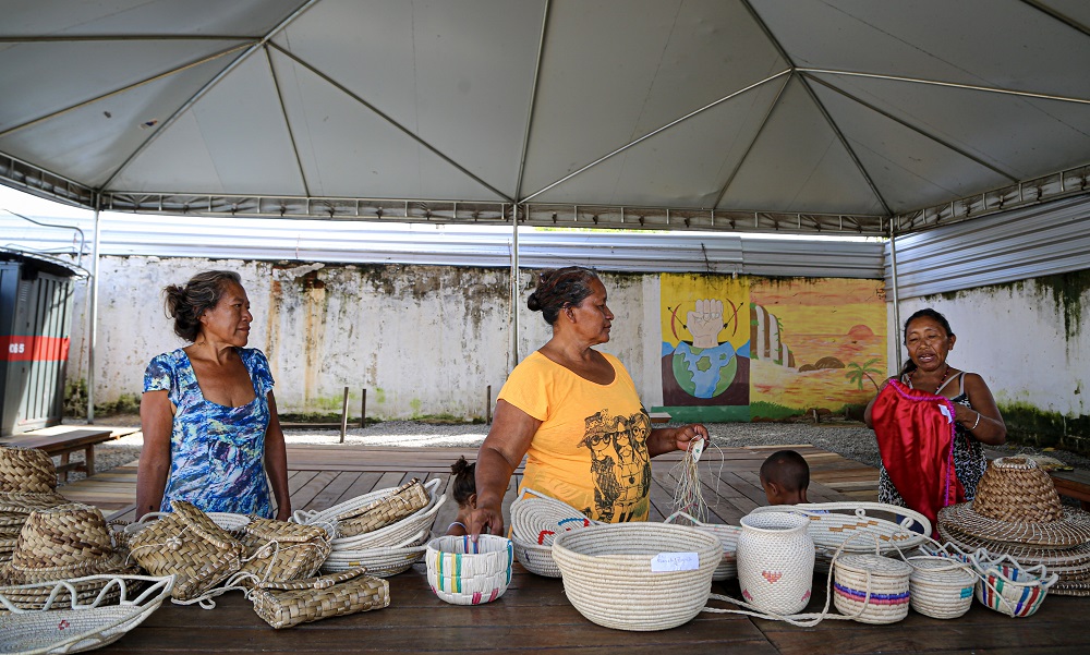 Artesãs da etnia warao vendem utensílios feitos com fibra de buriti (palmeira da Amazônia) no abrigo de Pintolândia, em Boa Vista. O artesanato é a principal atividade e fonte de renda para algumas mulheres indígenas que vivem ali.