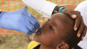 Criança recebe suplemento de vitamina A, na Somália