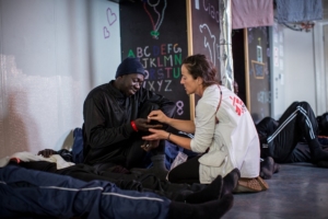 A enfermeira de MSF, Aiofe Ni Mhurchu, dá uma pílula contra enjôo a uma das 27 pessoas que foram resgatadas no mar perto de uma plataforma de petróleo ao norte de Sabratah, Líbia,