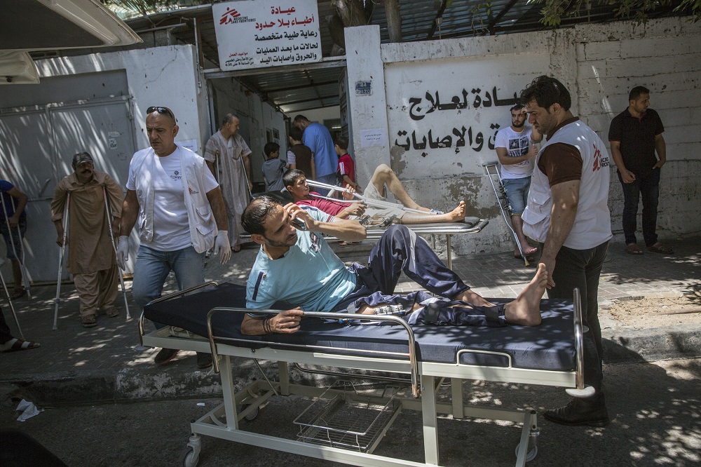 Junho de 2018, Gaza, Palestina. Palestinos feridos por munição letal de Israel chegam para atendimento pós-operatório na clínica de MSF.
