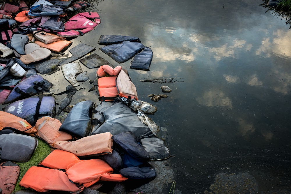 Maio de 2018, Lesbos, Grécia. Milhares de coletes salva-vidas deixados pelos migrantes, reunidos em um lixão na Ilha de Lesbos.
