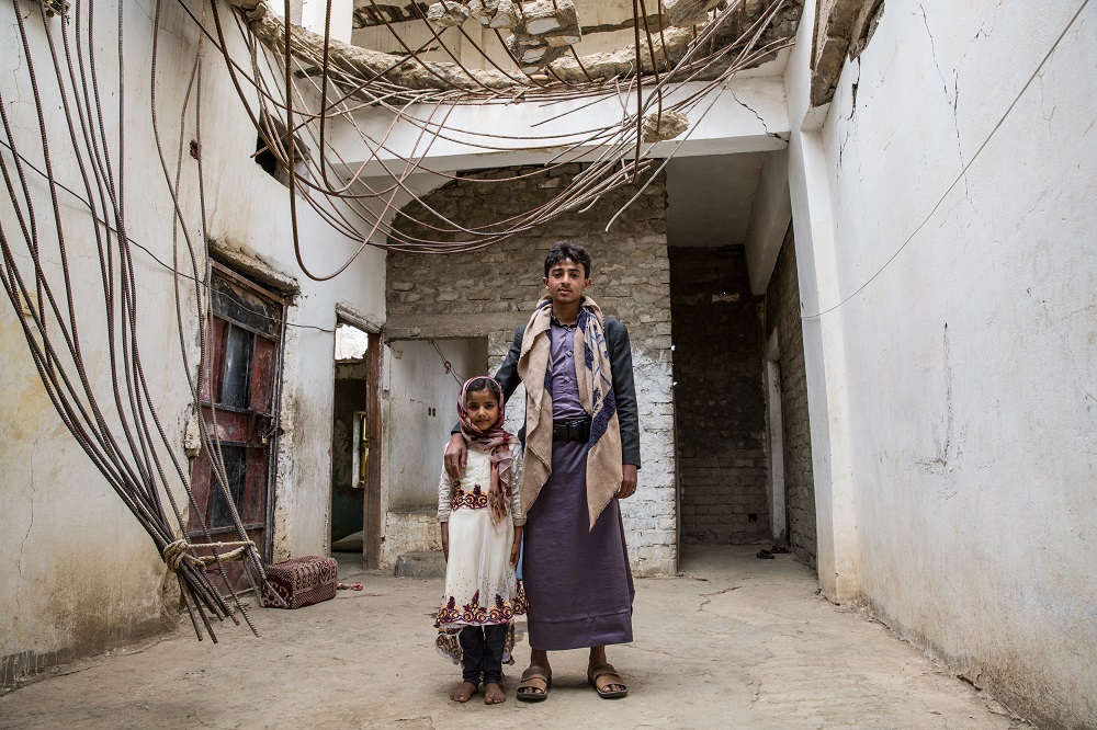 Março de 2018, província de Saada, Iêmen. Crianças de Haydan posam na entrada de sua casa, que foi bombardeada durante a batalha de Saada entre 2004 e 2010.
