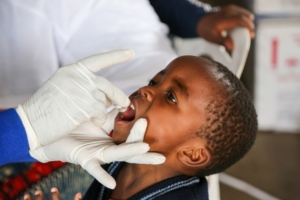 Vacinação contra a cólera na igreja São José, um dos 15 locais usados por MSF no distrito de Kanyama durante uma campanha de vacinação massiva contra a cólera em Lusaka.