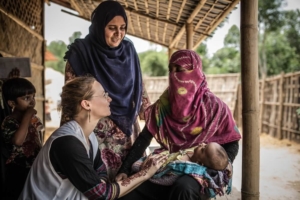 Nur e Amina são atendidas pela obstetriz Nina Egger em nossa clínica no campo de refugiados Hakimpara.