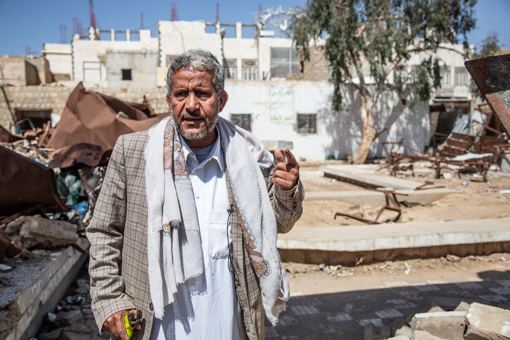Abdallah tem 53 anos. Ele estava em Saada quando um parque e várias lojas foram bombardeados perto da antiga cidade de Saada em 2015. Seu irmão tinha uma loja que foi destruída naquele dia.