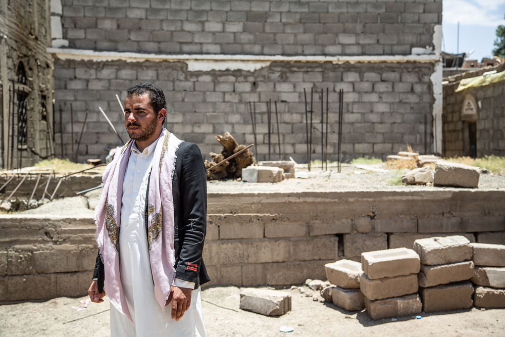 Faez trabalha como vigia de MSF na cidade de Saada. Sua mãe morreu durante o bombardeio contra sua casa. Ele está construindo uma nova casa nas ruínas da antiga.