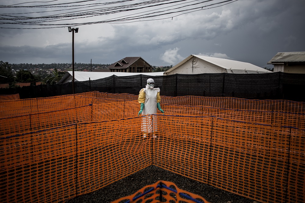 Novembro de 2018, Bunia, República Democrática do Congo. Profissional de saúde espera um novo paciente com suspeita de Ebola no recém-construído centro de tratamento em Bunia.