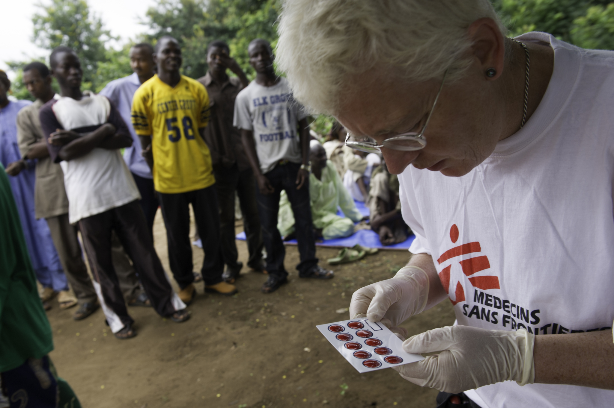 A técnica de laboratório de MSF, Barrie Rooney, confere as amostras de sangue coletadas como parte da campanha de testes para doença do sono. Ela mistura o sangue coletado a uma solução que determinará o resultado do exame para doença do sono.