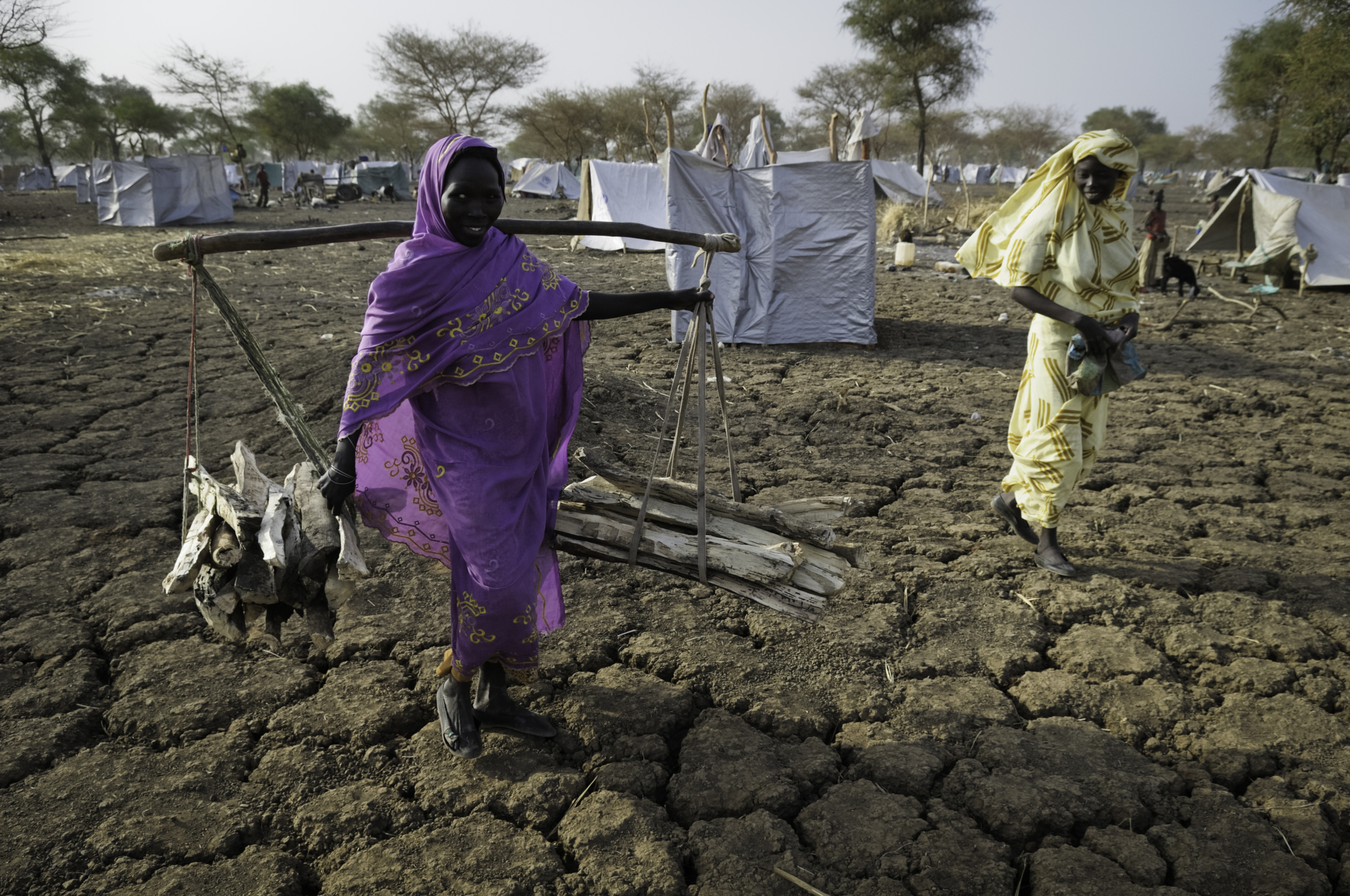 Os refugiados vieram aos acampamentos de Doro e Jamam em busca de um lugar mais seguro para se estabelecer, mas acabaram encontrando um ambiente com condições tão adversas que a sua própria subsistência está por um fio. Eles dependem quase exclusivamente de ajuda humanitária.