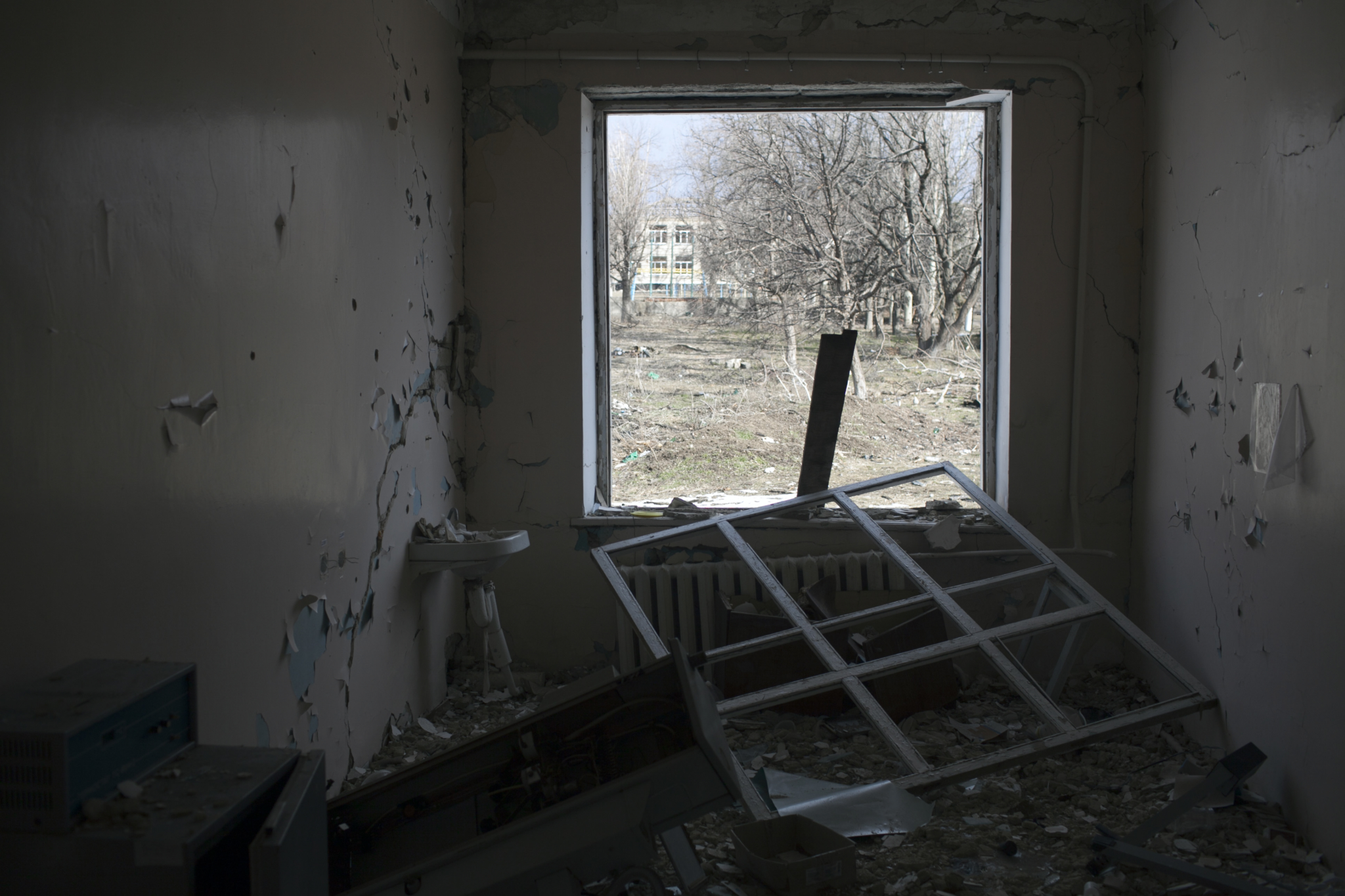 Instalações médicas têm sido alvo frequente de ataques durante todo o conflito. Este centro de saúde no vilarejo de Stepanovka foi destruído por bombardeios pesados em agosto de 2014, bem como a escola local e muitas casas.