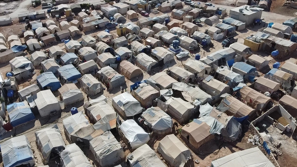 As tendas dos deslocados internos estendem-se por um campo no Noroeste da Síria, onde as péssimas condições de vida e a falta de água limpa representam sérios riscos para a saúde. 
Síria. Setembro de 2021.
© Abdurzaq Alshami