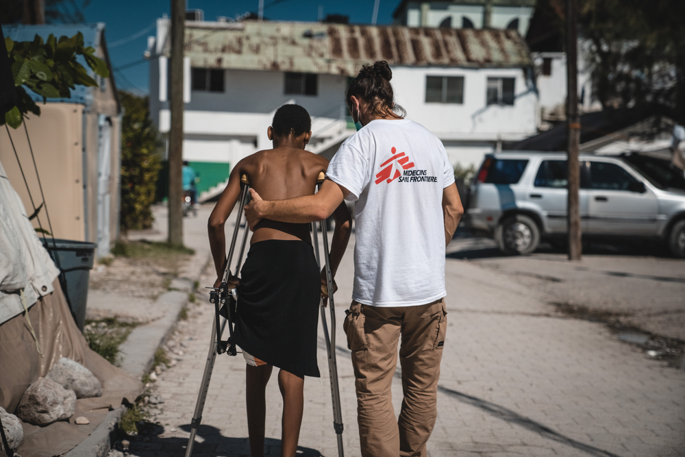 Um paciente recebe tratamento de um fisioterapeuta da MSF, na sequência de lesões sofridas no terramoto que atingiu o Haiti a 14 de agosto. 
Les Cayes, Haiti. Setembro de 2021
© Pierre Fromentin/MSF