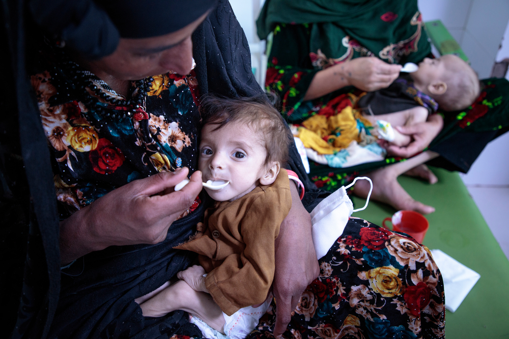 Crianças desnutridas são alimentadas pelas suas mães no Centro de Alimentação Terapêutica em Regime de Internamento no Hospital Regional de Herat. O centro está sobrelotado: há 84 pacientes para 60 camas, tendo algumas mães de partilhar uma cama para duas crianças.
Afeganistão. Outubro 2021.
© Sandra Calligaro