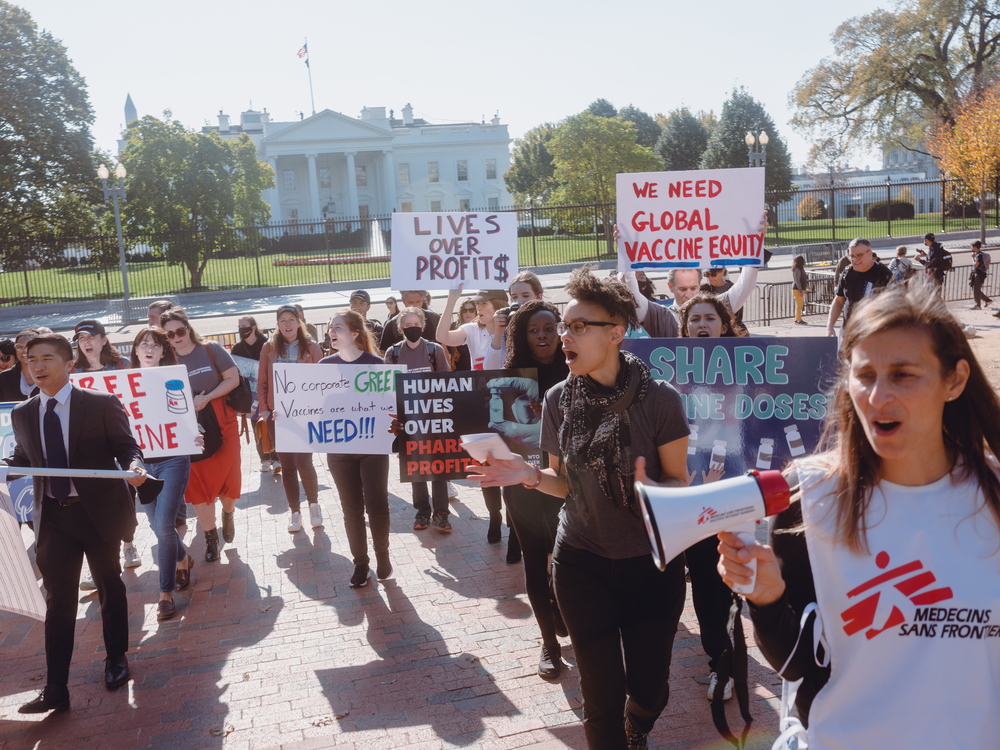 Equipa MSF e apoiadores realizam uma manifestação em frente à Casa Branca, apelando à Administração Biden a fazer mais para garantir a equidade global no acesso às vacinas da COVID-19.
Washington DC, Estados Unidos. Novembro de 2021
© Christopher Lee