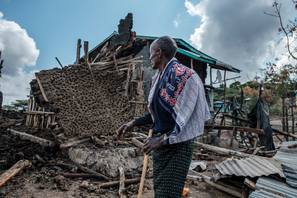 Um homem observa a sua casa destruída na aldeia de Bisober. Com o avanço da crise na Etiópia, no início de novembro de 2020, milhares de refugiados atravessaram as fronteiras para o Sudão.
Região de Tigré, Etiópia. Dezembro de 2020.
© Eduardo Soteras Jalil