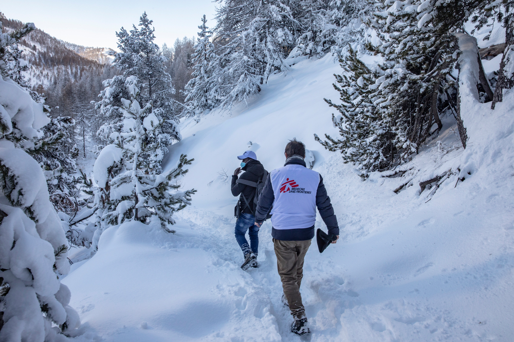 A equipa da MSF percorre um caminho coberto de neve entre as montanhas, a noroeste de Turim, utilizado por pessoas que procuram atravessar da Itália para a França. As nossas equipas acompanham a situação e apoiam várias organizações voluntárias que prestam assistência às pessoas migrantes ao longo da viagem.
Itália. Dezembro de 2020
© Francesca Volpi