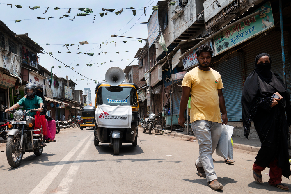 Um tuk-tuk utilizado pela MSF para divulgar mensagens de promoção da saúde sobre como prevenir a COVID-19 percorre as ruas do distrito de Bombaim, na Ala Leste.
Bombaim, Índia. Maio de 2021
© Premananda Hessenkamp