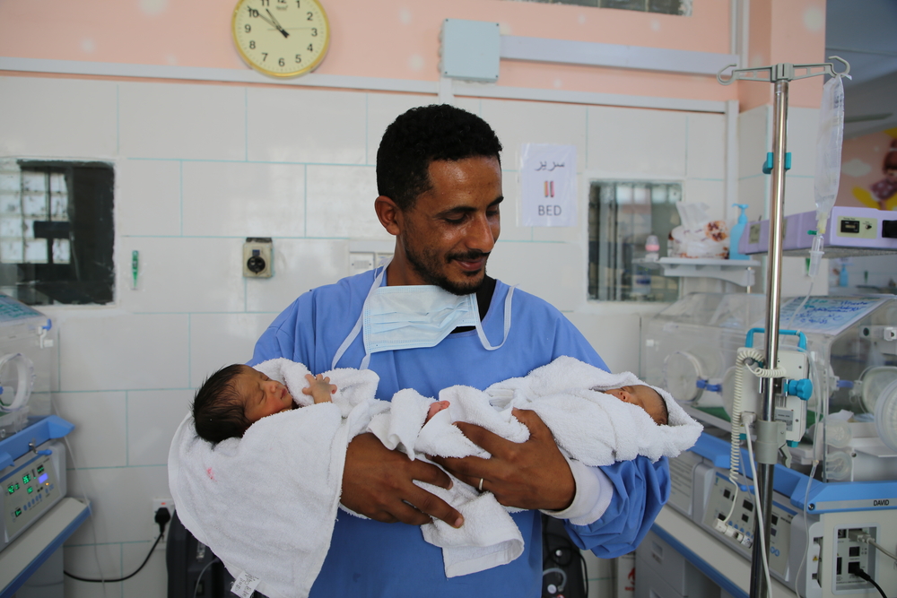 Um pai feliz, Wael, segura amorosamente as suas filhas gémeas Heba e Malath, que estão a receber cuidados especiais na unidade neonatal apoiada pela MSF no hospital Al-Jamhouri.
Taiz, Iémen. Junho de 2021
© Nasir Ghafoor/MSF