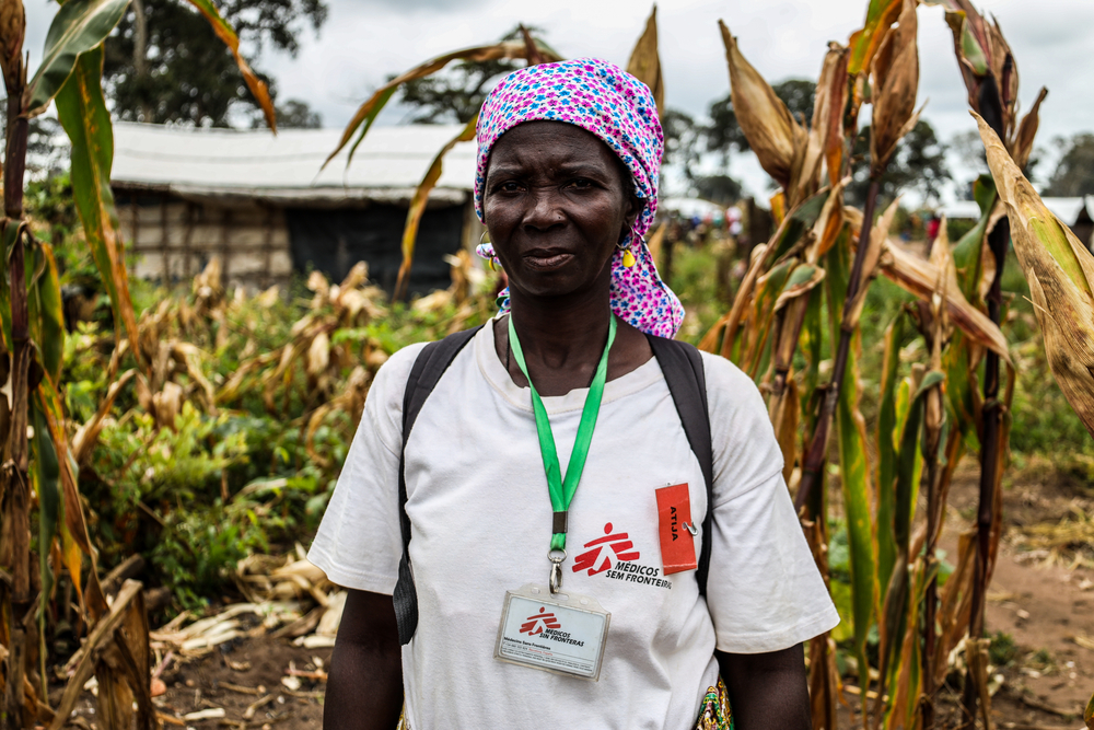 Atija Bacar vive no campo de deslocados internos Eduardo Mondlane em Mueda, em Cabo Delgado, Moçambique. Trabalha agora com a MSF como parteira tradicional e auxilia mais de 100 mulheres no campo.