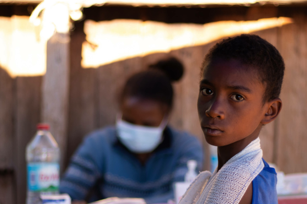 Paciente de 8 anos em clínica móvel da MSF em Ambatomena, Madagascar.