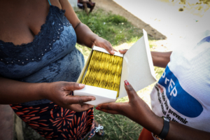 Preservativos e lubrificantes são entregues a profissionais do sexo e homens que fazem sexo com homens na Beira. O sexo sem proteção continua a ser um dos maiores desafios e é uma das principais causas de infeções sexualmente transmissíveis relatadas em clínicas comunitárias da MSF.