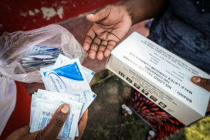 Na Beira, em Moçambique, a Médicos Sem Fronteiras (MSF) trabalha em estreita colaboração com grupos estigmatizados, como homens que fazem sexo com homens, profissionais do sexo e jovens em risco que também praticam trabalho sexual, para assegurar que se sintam seguros ao aceder a cuidados médicos. 