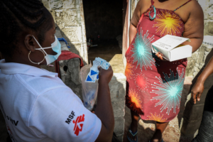 Na Beira, em Moçambique, a Médicos Sem Fronteiras (MSF) trabalha em estreita colaboração com grupos estigmatizados, como homens que fazem sexo com homens, profissionais do sexo e jovens em risco que também praticam trabalho sexual, para assegurar que se sintam seguros ao aceder a cuidados médicos.