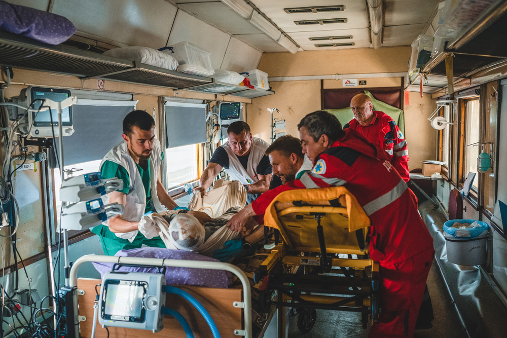 Comboio médico da MSF: dados e testemunhos de pacientes revelam persistentes ataques indiscriminados contra civis na Ucrânia