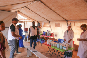 As equipas de MSF realizam atividades na móvel da clínica em Kaya (região Centro-Norte de Burkina Faso) onde muitas pessoas deslocadas internamente e populações de acolhimento buscam por cuidados médicos.