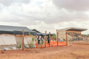 A MSF montou uma clínica móvel no estádio regional de Kaya (na região Centro-Norte do Burkina Faso) para prestar assistência médica às pessoas deslocadas internamente.