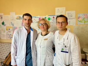 Da esquerda para a direita, os médicos Oleksii, Ianina e Iurii. Trabalham no hospital de Holovanivsk, onde uma equipa da MSF prestou formações.