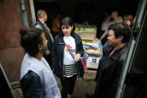 Tanain, especialista em logística da MSF, e a tradutora Nathalia conversam com Olena, secretária da junta de Holovanivsk, no centro da Ucrânia, durante uma doação de artigos para pessoas que estão deslocadas internamente.