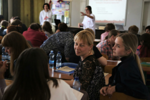 A parteira da MSF Florencia conversa com a audiência durante uma formação sobre violência sexual e com base no género, para psicólogas, profissionais de saúde e de primeira resposta, numa escola em Holovanivsk.