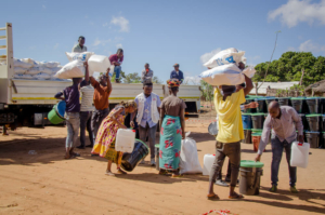 Uma equipa da MSF distribui kits com artigos essenciais como tendas e mosquiteiras no distrito de Montepuez, província de Cabo Delgado, em Moçambique.