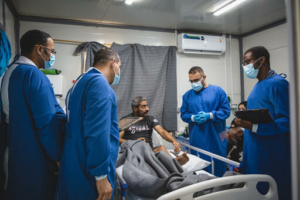 Visita da equipa médica ao quarto de Imad Abdullah. Após um acidente de mota, Imad foi internado no Hospital Al-Wahda, gerido pela MSF em Mossul Oriental. 